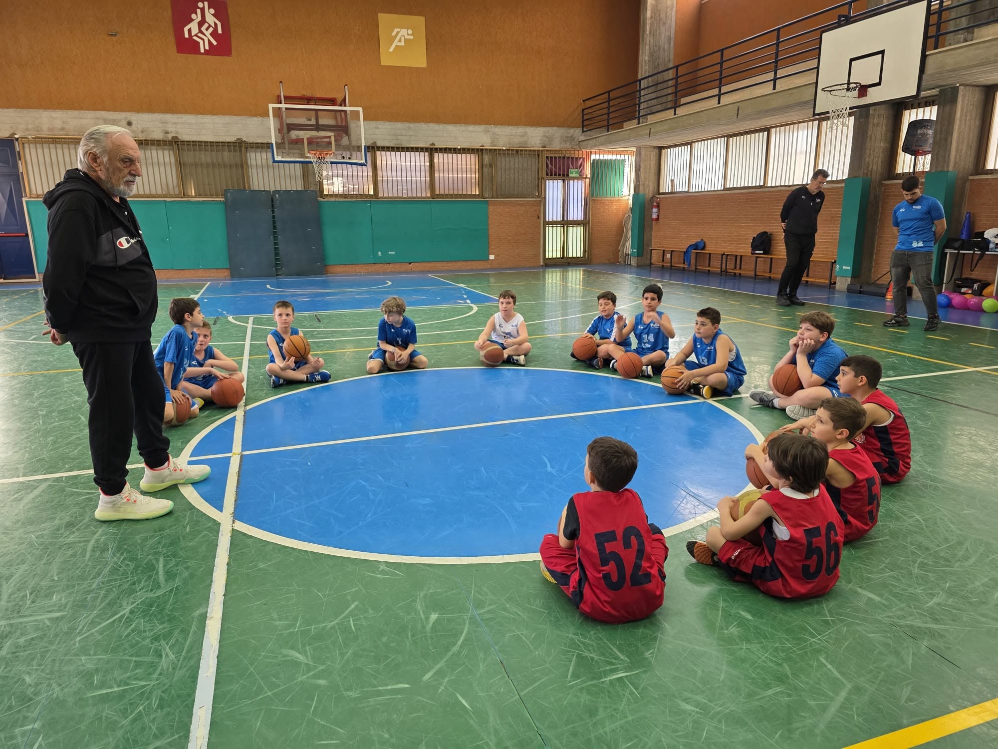 Maurizio Mondoni durante un'attività di basket con i bambini
