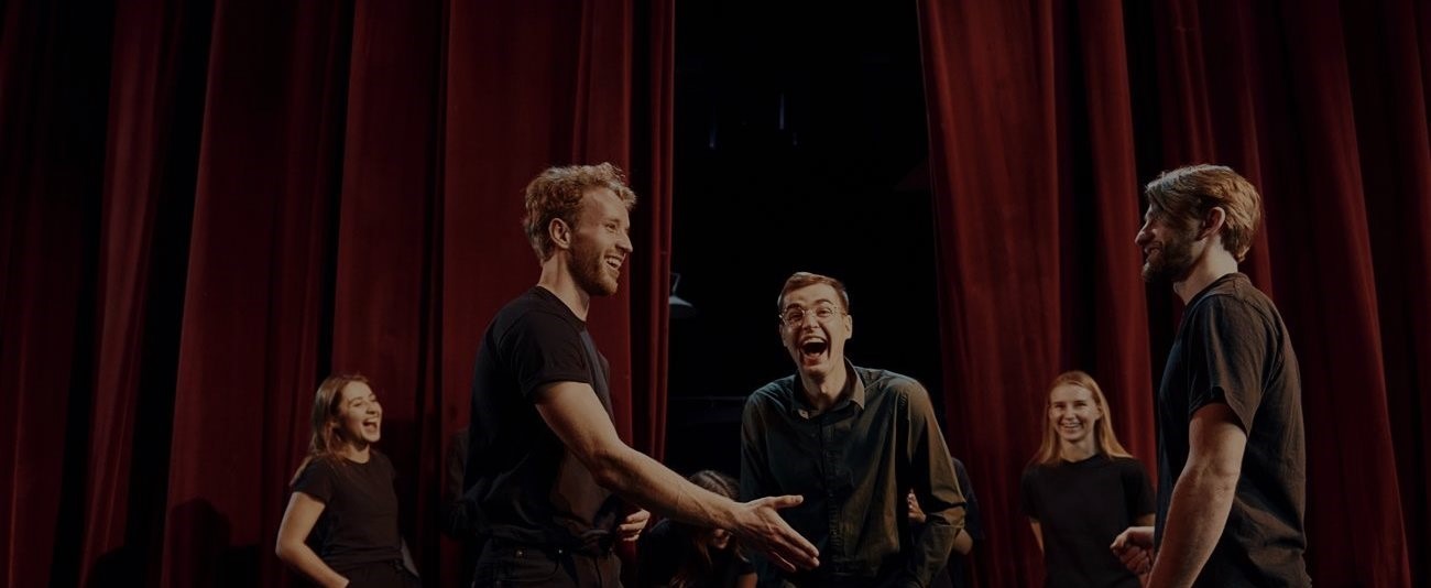 Ragazzi sul palco durante un laboratorio di teatro in inglese