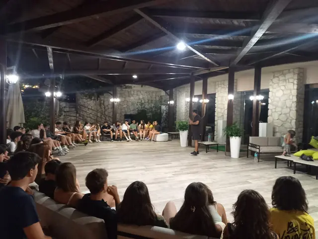 Partecipanti all’English and Sports Camp durante un’attività di gruppo