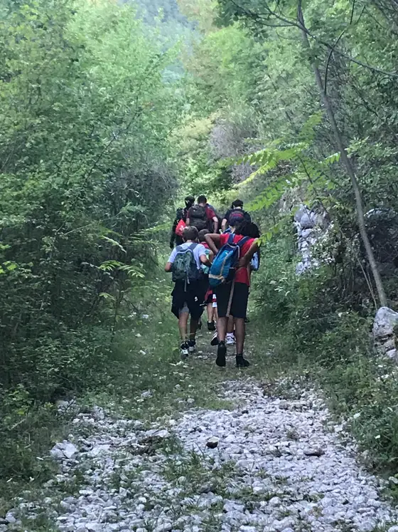 Un gruppo di ragazzi sorride durante una delle nostre attività