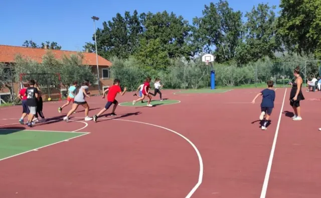 Bambini impegnati in un’attività motoria con l’istruttore