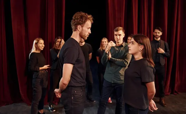 Ragazzi durante un laboratorio teatrale in inglese